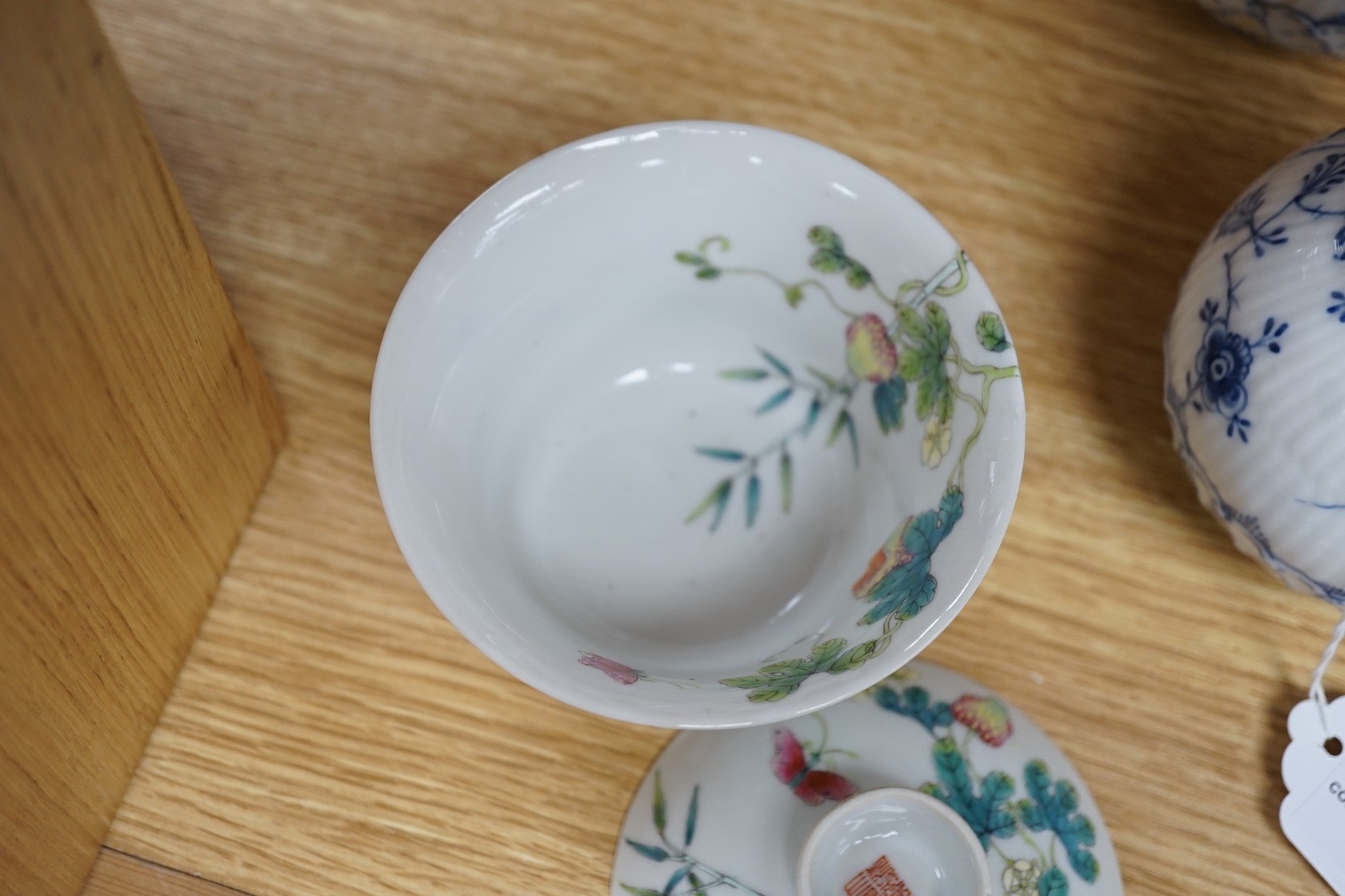 A Chinese famille rose bowl and cover. 9cm tall overall